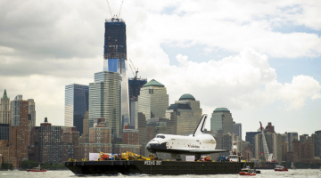 Uz jaunām mājām muzejā Ņujorkā no Floridas pārvests kosmiskais atspoļkuģis Enterprise, kuru ASV kosmosa pārvalde «palaida pensijā» pagājušajā vasarā. Tā piemērošana ekspozīcijai un pārvešana izmaksājusi aptuveni 29 miljonus dolāru. Līdzīgs liktenis ir šī kuģa četriem brāļiem — tie būs apskatāmi muzejos Hjūstonā, Vašingtonā, Losandželosā un Floridā.