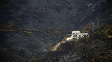 Tikai pēc vairāku dienu cīņas ar liesmām spāņu ugunsdzēsējiem izdevās apturēt plašos mežu ugunsgrēkus, kas plosījās valsts dienvidu piekrastē pie Malagas. Kopumā izdedzis vairāk nekā 1000 hektāru, un dzīvību zaudējis kāds 78 gadus vecs brits. Savas mājas bija spiesti pamest 4000 cilvēku.