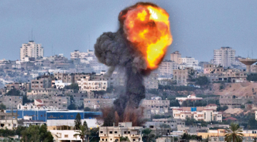 Izraēlas aviācijas bumbas sprādziens Gazā. Konfliktā, kas uzliesmoja pirms nedēļas, līdz šim bojā gājuši vairāk nekā 110 palestīniešu, savukārt no Hamas kaujinieku raidītajām raķetēm Izraēlā dzīvību zaudējuši trīs cilvēki.
