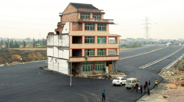 Ar netipisku drosmi izcēlušies divi ķīniešu pensionāri — pretēji vispārpieņemtajai praksei, ka labākās nākotnes un infrastruktūras vārdā Ķīnas varasiestādes var piespiedu kārtā pārvietot pat miljoniem cilvēku, 67 gadus vecais Ljū Baogeņs un viņa 65 gadus vecā sieva jau četrus gadus atsakās pamest savu līdzšinējo dzīvokli. Ik reizi, kad ierodas buldozeri, viņi vienkārši neiziet no mājām. Šosejas būvētājiem Venliņā, kas atrodas Ķīnas austrumos, nācies būvēt jauno ceļu apkārt puspamestajam graustam. Pāris stāsta, ka vietējā pašvaldība bija apsolījusi aptuveni 26 tūkstošu latu pārcelšanās pabalstu, kurš tā arī nav saņemts.