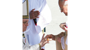 Otrdien inaugurācijas ceremonijā Vatikānā Romas katoļu baznīcas jaunais pāvests Francisks saņēma pāvesta varas simbolus — mantiju un «zvejnieka gredzenu» — un oficiāli sāka savu valdīšanu apustuliskajā tronī kā 266.pāvests. Ceremonijā piedalījās 132 valstu delegācijas, arī Latvijas Valsts prezidents Andris Bērziņš. Viņš uzaicināja pāvestu apmeklēt Latviju 2015.gadā.