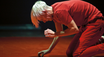 Galveno lomu izrādē spēlē Silvija Kalderoni, pēc profesijas arhitekte, nevis aktrise. Viņa atveido gan Antigoni, gan stāsta savas personiskās atmiņas par redzēto Atēnās.