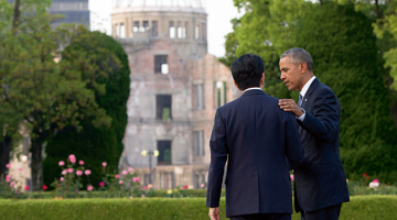 Baraks Obama ir pirmais ASV prezidents, kurš apmeklējis Hirosimu — tur 1945. gada 6. augustā amerikāņi nometa atombumbu, lai piespiestu Japānu kapitulēt Otrajā pasaules karā. Tā cilvēces vēsturē bija pirmā reize, kad tika pielietots atomierocis. Bojā gāja 70 000 iedzīvotāju, bet vairāk nekā 200 000 cilvēku mira vēlāk no starojuma sekām. Pēc trim dienām amerikāņi nometa otru atombumbu Nagasaki.