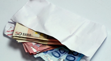 Eiro banknotes aploksnē. Foto: Edijs Pālens, LETA