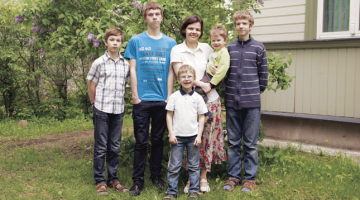 Baiba Stikute (39) ar viru Daini audzina Andri (16), Mārtiņu (14), Kristapu (11), Rūdolfu (6) un Filipu (2). Foto — Andrejs Terentjevs, F64
