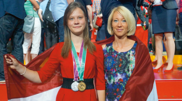 Beatrise kopā ar savu mācību eksperti mākslinieci Ilzi Začesti.