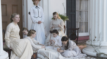 Lentes galvenās zvaigznes: Nikola Kidmena (stāv) un Kirstena Dansta (pa kreisi).