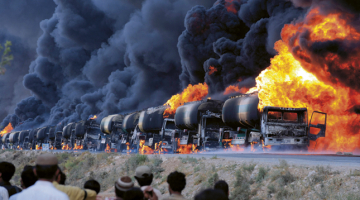 Aptuveni ducis bruņotu vīru uz motocikliem uzbrukuši NATO degvielas konvojam Pakistānā, pilnībā iznīcinot pusi no 26 automašīnām. Pēdējā laikā uzbrukumi NATO konvojiem, kas caur Pakistānu nodrošina piegādes sabiedroto spēkiem Afganistānā, kļuvuši arvien biežāki. Aizdomas krīt uz Taleban. Vēl pirms diviem gadiem caur Pakistānu tika nogādāts 90% kravu, tagad gandrīz puse piegāžu tiek organizētas caur bijušajām padomju republikām Centrālāzijā.