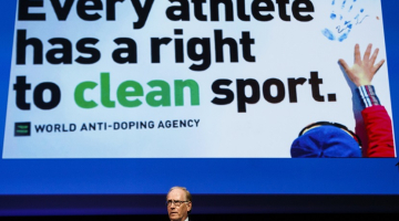 Pasaules Antidopinga aģentūras (WADA) jurists Ričards Maklarens sniedz ziņojumu par Krievijas sportistiem Soču spēlēs. Foto: EPA/LETA