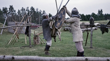 Brālības vadonis Aleksandrs Lubāns (no kreisās) cīnās pret Jumi Ušpeli. Puiša tēvs Aivars, Latgales keramiķis, tradīciju kopējiem sagādāja pirmo šķēpu un bruņukreklu.