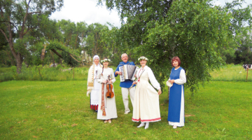 Visos ģimenes godos Vītolu saime muzicē un dzied, arī šoreiz — mazās māsas Lāsmas 9.klases izlaidumā Tilžā. Jūlija pirmajā svētdienā viņi visi satiksies Mežaparka Lielajā estrādē. Attēla no labās: mamma Linda, vecākā māsa Laine, RTU studente, tētis Modris, Lāsma, nu jau J.Mediņa Mūzikas vidusskolas audzēkne. Ciemos no Rēzeknes atbraukusi vecmāmiņa Irēna Čaunāne.