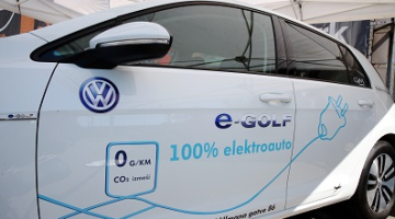 Elektrisko transportlīdzekļu salidojums iepirkšanās centra "Olimpia" auto stāvvietā.