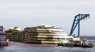Pērn pie Itālijas krastiem nogrimušā kruīza kuģa Costa Concordia pacelšana peldus stāvoklī ir pasaulē dārgākā glābšanas operācija — tā izmaksā vairāk nekā 600 miljonus eiro (422 miljonus latu). Kuģa pacelšana tika īstenota ar 36 tērauda trošu un speciālas platformas palīdzību. Milzenis tagad tiks pārvilkts uz ostu un nodots metāllūžņos.