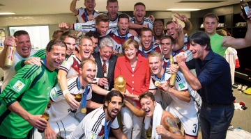 Tas nebija ne pareģojums, ne arī prognoze, kad, sākoties pasaules čempionātam futbolā, jūnija sākumā publicējām attēlu ar Vācijas kancleres Angelas Merkeles viesošanos savas valsts izlases ģērbtuvē. Svētdienas vakarā politiķe bija klāt arī sportistu triumfa brīdī, kad Vācija uzvarēja finālā un ceturto reizi vēsturē ieguva apzeltīto kausu.