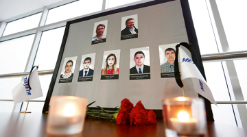 Pēc Krievijas lidsabiedrības Metrojet lidmašīnas katastrofas Ēģiptē Sīnāja pussalā, kur dzīvību zaudēja 224 cilvēki, pagaidām izteiktas ļoti pretrunīgas pirmās versijas par traģēdijas iemesliem. Pierādījumi mudina domāt, ka laineris sadalījies jau gaisā, tapēc amerikāņu analītiskās kompānijas Stratfor pētnieki sliecas domāt, ka lidmašīnā ienests vai paslēpts spridzeklis. Šai versijai pieturas arī pati aviosabiedrība. Tikmēr Krievijas amatpersonas norāda, ka šādas spekulācijas ir pāragras. Attēlā: bojāgājušās apkalpes portreti lidsabiedrības birojā Sanktpēterburgā.