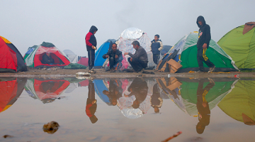 Tūkstošiem bēgļu neoficiālā nometnē netālu no Idomeni ciemata Grieķijas ziemeļos gaida iespēju šķērsot robežu, lai pēc tam no Maķedonijas dotos tālāk uz Eiropas attīstītākajām valstīm.