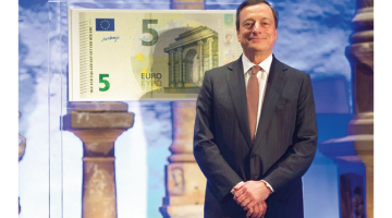 Mario Dragi pozē pie jaunā parauga piecu eiro banknotes, kas tiks laista apgrozībā maijā — jaunajās naudaszīmēs ir uzlaboti pretviltošanas elementi, to skaitā mitoloģiskās feniķiešu princeses Eiropas portrets ūdenszīmē.