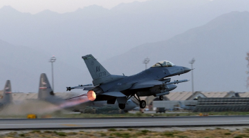 "F-16" paceļas no lidlauka Afganistānā. Foto: Reuters/LETA
