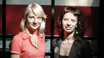 TV3 ziņu žurnāliste Aija Stikāne (pa kreisi) un  Parex bankas sabiedrisko attiecību speciāliste Inga Saleniece tagad ir arī diplomētas antropoloģes. Foto — Reinis Hofmanis, F64