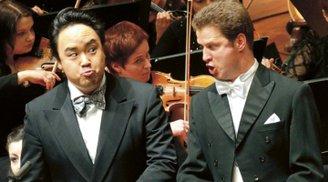 Tenors Hojuns Čuns (Rūdolfs) un baritons Nikolajs Borčevs (Marsels) dziedot lika saprast, ka viņi taisa jokus. Foto — F64