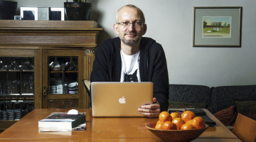 Paulam Bankovskim nav viena rakstāmgalda, pie kura viņš raksta. Visbiežāk viņš raksta virtuvē.