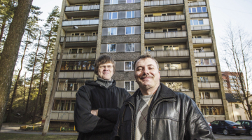Doma apsaimniekošanu ņemt savās rokās pirms gadiem pieciem radās diviem mājas iedzīvotājiem — Jurijam Iļjinam (pa labi) un Aināram Baumanim.