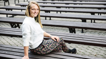 Uz Čīli Sendija devās ar apmaiņas organizācijas American Field Service palīdzību, dzīvoja ģimenē Valdivijas tuvumā Čīles dienvidos un mācījās vietējā vidusskolā. Lielākais izaicinājums bijis nevis pieņemt mūķeņu vadītās skolas katolisko vidi, bet to, ka tur mācās tikai meitenes.