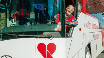 Par asinsdonoru autobusa šoferi Igors Pčelins strādā astoto gadu. «Patīkami braukt. Bieži vien citi šoferi dod ceļu, gluži kā ātrajai palīdzībai.»