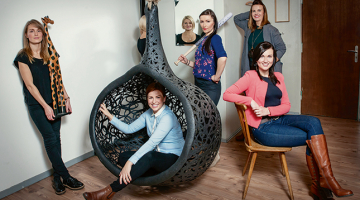 Latvian Voices — Zane Stafecka (no kreisās), Andra Blumberga, Laura Leontjeva (spogulī),  Laura Jēkabsone, Elīna Šmukste, Nora Vītiņa (aizmugurē). «Sešus gadus esam bijušas kopā daudz ilgāk un intensīvāk nekā ar savām ģimenēm un draugiem. Skaidrs, ka tikai labākās draudzenes var tā darīt. Mums pat ir teiciens: «Ja visas, tad visas!»»