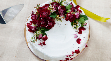 Šokolādes biskvīta torte ar biezpiena krēmu un ogu krēmu.