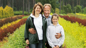 Baltezera dārzniecības līdzīpašnieks Varis Kazaks ar sievu Anitu un meitu Selīnu.