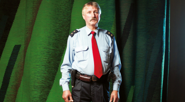 Stendes pašvaldības policists Ilmārs Deksnis svētkos pilda divus pienākumus: spēlē grupā Stende un, ja redz kautiņu, dodas to izšķirt.