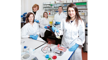 Latvijas Biomedicīnas pētījumu un studiju centra komanda — Zane Kalniņa (no kreisās), vadītāja Aija Linē, Pāvels Zajakins, Irēna Meistere un Karīna Siliņa — kuņģa vēža antivielas ir centusies atšifrēt piecus gadus. Sasniegtie rezultāti saviļņojuši zinātnes prātus ne tikai Latvijā.