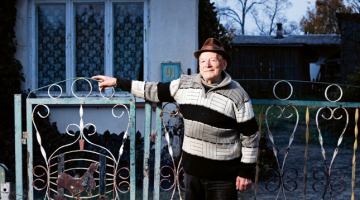 «Reiz rēķināju: ja manas mucas saliktu rindā, iznāktu no Smiltenes līdz Pliskavai. Katra muca — metrs, pa gadu vismaz 300 uztaisīju,» lepojas Alberts Mednis, kurš 8.septembrī nosvinēja 100. dzimšanas dienu. «Tā strādāju 80 gadus līdz 97 gadu vecumam.»