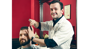 «Svaiguma sajūta, ko iegūsti, kad noskujies vai sakop bārdu, ir tas pats, ko sieviete jūt pēc friziera vai kosmetologa apmeklējuma,» salīdzina Rīgas bārddziņa boss Kārlis Zemgalietis. Attēlā — ar kolēģi Rūdolfu Spotu.