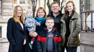 Ēriks Ešenvalds ar sievu Inesi un bērniem (no kreisās) —  Emīliju Emmu, Tomasu Tomu (klēpī), Mārtiņu Mārci un Elizabeti Betu.