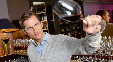 «Arī manā dzimtenē Rojā un Mazirbē, kur dzīvo vecāki, cilvēki sāk saprast vīnu. Sēžot pie jūras un ēdot kūpinātu buti, ko tad daudz vajag? Es dzertu ozolkokā izturētu Chardonnay ar kūpinājuma, dūmakas aromātu. Vai arī rīslingu, kura dzīvīgais skābums tiks galā ar trekno butīti.»