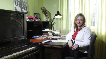 Inga Ābele pašlaik nerakstot, apdomājot dzīvi. «Jocīgi skanēs, bet visvairāk es gribētu nojaust, vai Francis «zina», ka viņš ir reabilitēts, un vai ir gandarīts?»