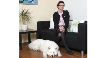 Gateway Baltic īpašniece un vadītāja Inese Andersone un Bafija firmas birojā. Foto — Mārtiņš Zilgalvis, F64