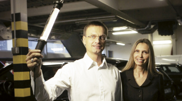 Autonama valdes loceklis Edvīns Panders un valdes priekšsēdētāja Iveta Sarkane. Foto — Jānis Saliņš, F64