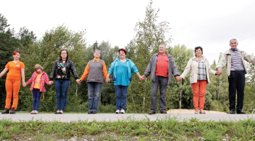 «Baltijas ceļā» Vecpiebalgā šogad. No kreisās: Uldive Baltputna, Luīze Baltputna, Līga Baltputna, Anna Baltputna, Edīte Baltputna, Andris Baltputns, Agrita Eškina un Ģirts Eškins.