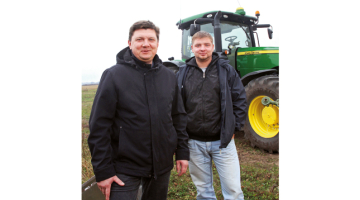 Riekstiņu saimnieks Guntars Bartkevičs (pa kreisi) un agronoms Gatis Siliņš.