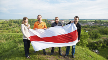 Opozicināri Volkoviskas pilsētiņā ap 300 km no Minskas: kristīgi demokrātiskās partijas līderi Volha Severieneca (pa kreisi) un viņas dzīvesbiedrs Paviels (pa labi), bijušais politieslodzītais Mikalajs Autuhovics (otrais no labās) un Aliksandrs Vasiļjejs. Rokās 1918.gada Baltkrievijas Tautas Republikas karogs, kuru izmantoja arī dažus gadus pēc PSRS sabrukuma.