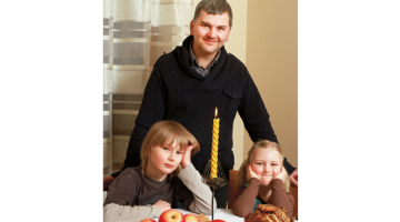 Krišjāņa Barona pēcnācēju ceturtā un piektā paaudze: Jānis Barons ar bērniem Madaru un Matīsu.