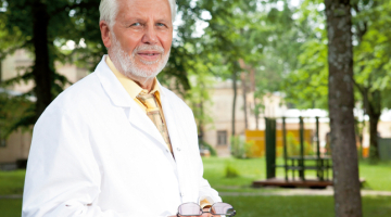 Jānis Bārs patlaban Latvijā ir vienīgais, kurš Bērnu klīniskajā universitātes slimnīcā veic augļūdeņa ņemšanu, lai prognozētu iespējamās slimības.