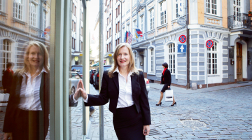 Betina Henkele Vecrīgā pie tagadējā Man-Tess nama, kas reiz bija viņas vācbaltu ģimenes īpašums.