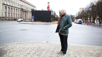 Aigars Bikše pie melnādainās Bārbijas tās uzstādīšanas laikā.