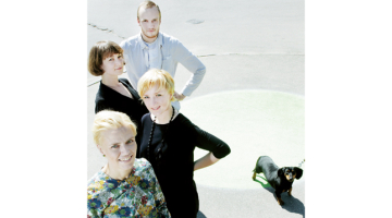 No priekšplāna: Brigita Bula, Ieva Zībārte, Evelīna Ozola un Edgars Zvirgzdiņš.