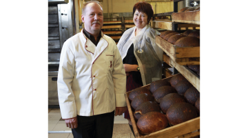 Donas valdes priekšsēdētājs Kārlis Zemešs un līdzīpašniece Maira Tauriņa.