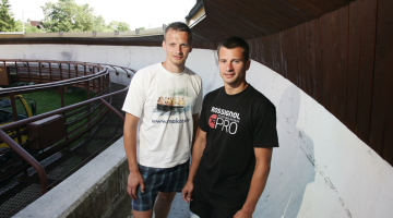 Martins (pa labi)  un Tomass Dukuri  Siguldas trasē. Vasarā to mēdz lietot tikai pārgalvji, bet paši sportisti trenējas sporta zālē. Foto — Mārtiņš Zilgalvis, F64